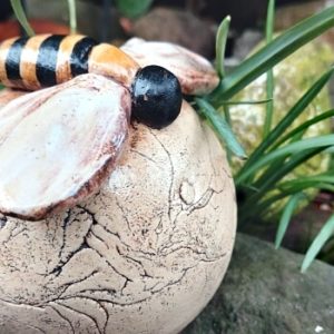 Dekokugel im Garten