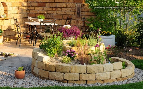 Kräuterspirale im Garten – mediterrane Kräuter clever kombinieren