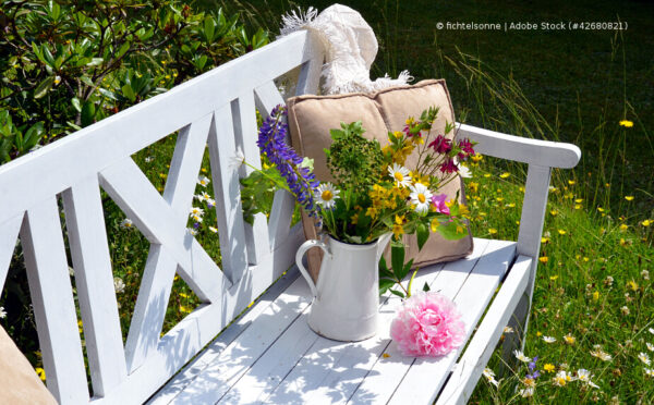 Gartenbänke im Garten – gemütliche Plätze zum Entspannen